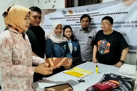 Dosen Unitomo dan Untag Ciptakan Robot Batik untuk Dorong Produksi IRT di Sidoarjo Foto BeritaJatim.com