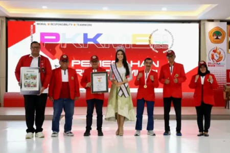 Ribuan Mahasiswa Untag Surabaya Cetak Rekor MURI lewat Komik Patriotisme Foto BeritaJatim.com