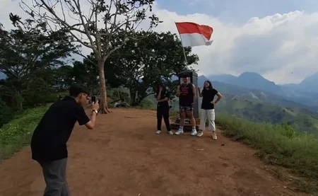Menggapai Puncak dengan Senyum, Cerita Pendakian Ramah Keluarga di Mt Lorokan Pacet Mojokerto Foto BeritaJatim.com