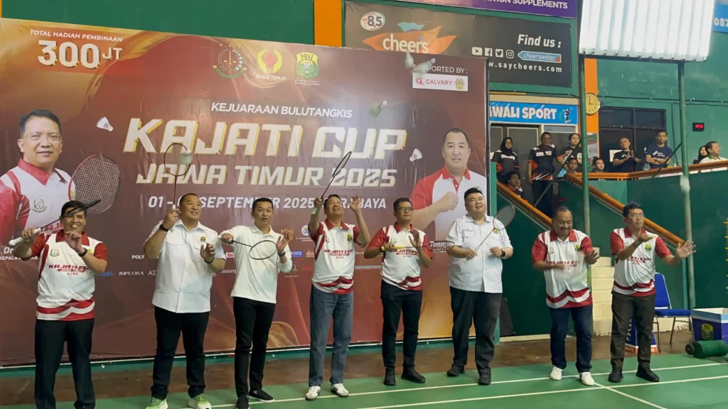 Wamenpora Taufik Hidayat bersama Kajati Jatim Kuntadi dan Ketua PBSI Jatim Tony Wahyudi saat membuka Kejurnas Bulu Tangkis Piala Kajati Jatim 2025 (foto: Beritajatim)