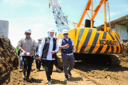 Gubernur Khofifah Tinjau Pembangunan Spillway Sungai Tanggul Jember Foto BeritaJatim.com