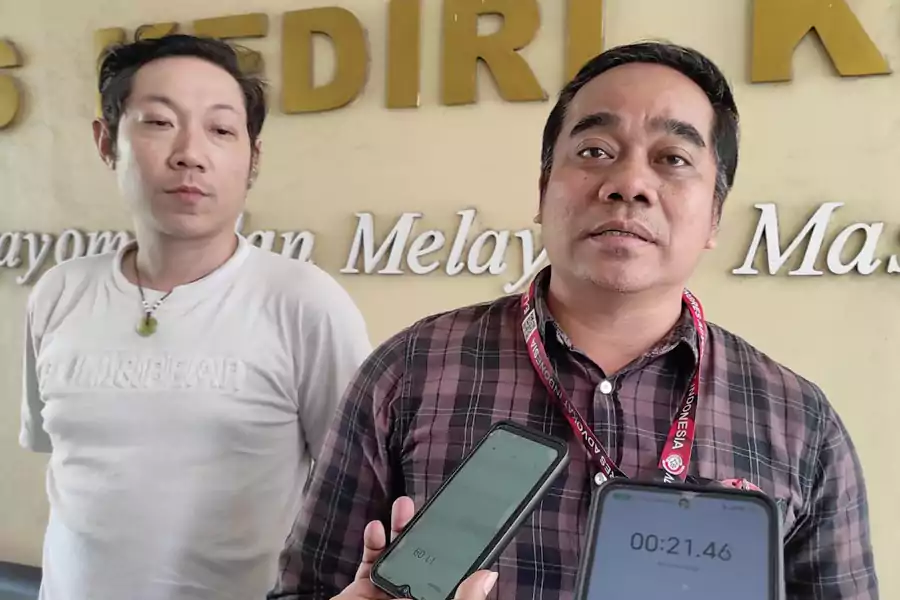 Kafe AR KTV Kediri Pertanyakan Garis Polisi yang Belum Dilepas Foto BeritaJatim.com