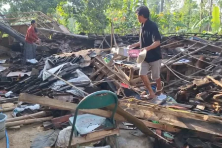Angin Kencang Terjang Desa Gunungsari Ngawi, Puluhan Rumah Rusak dan Sapi Tertimpa Reruntuhan Foto BeritaJatim.com