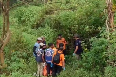 Berkoordinasi dengan Tim Polda Jatim, Polres Mojokerto Terjunkan Anjing Pelacak di Jurang AMD Sendi Foto BeritaJatim.com