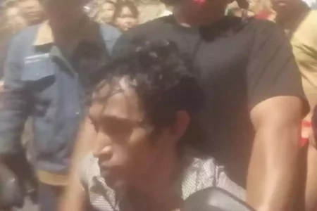 Salah Perhitungan, Bandit Bobol Rumah di Surabaya Dihajar Warga Foto BeritaJatim.com