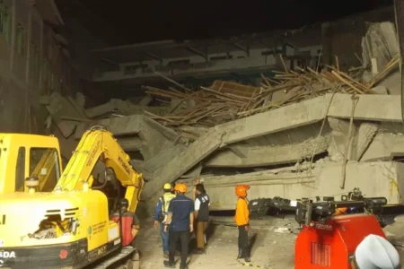 BNPB Perkirakan 91 Orang Masih Tertimbun di Reruntuhan Ponpes Al Khozyni Sidoarjo Foto BeritaJatim.com