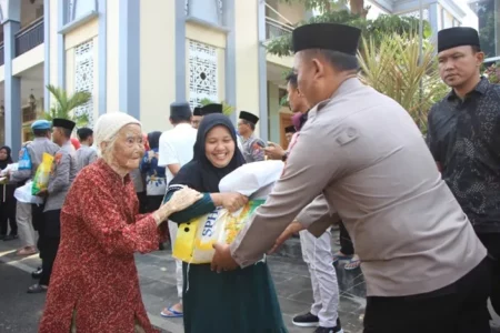 Polres Tuban Peringati Maulid Nabi Muhammad SAW, Bagikan 200 Paket Beras dan Santuni Anak Yatim Foto BeritaJatim.com