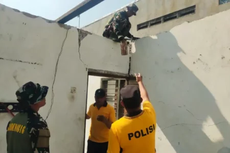 TNI-Polri Sidoarjo Kompak Renovasi Rumah Warga di Krian Foto BeritaJatim.com