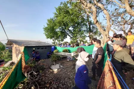 Polres Mojokerto Bongkar Makam Diduga Jasad Janin Hasil Aborsi di Pacet Foto BeritaJatim.com