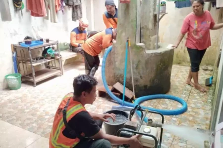 Banjir Malang Sisakan Lumpur, Puluhan Sumur Warga Sumbermanjing Wetan Dikuras Foto BeritaJatim.com