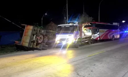 Bus Mira Angkut 32 Penumpang Tabrak Truk Hingga Terguling di Jombang Foto BeritaJatim.com