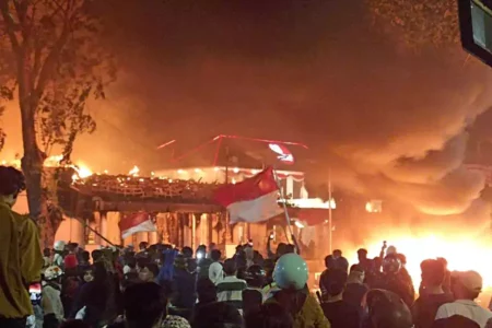 Ketika Rakyat dan Polisi Bersatu Jadi Kekuatan Absolut Lawan Teror di Surabaya Foto BeritaJatim.com