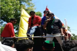 Kapolres Sampang Tolak Tanda Tangan Tuntutan Aksi Demonstrasi Foto BeritaJatim.com