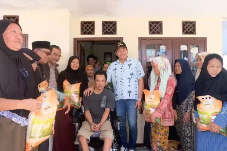 Pemkab Sidoarjo Serahkan Kursi Roda untuk Disabilitas, Bupati Subandi Turun Langsung Foto BeritaJatim.com