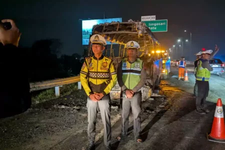 Mobil Elf Terbakar di Tol Pandaan-Malang, Begini Kondisi 12 Penumpangnya Foto BeritaJatim.com
