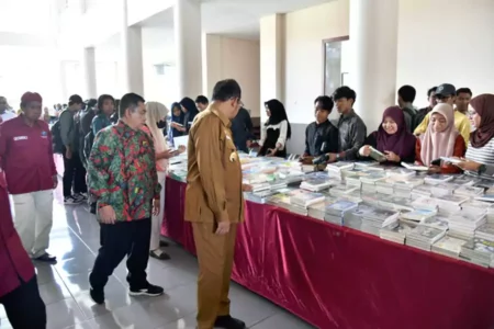 Festival Literasi 2025 di Sumenep: Bupati Fauzi Ajak Generasi Muda Tinggalkan Gadget dan Cinta Buku Foto BeritaJatim.com