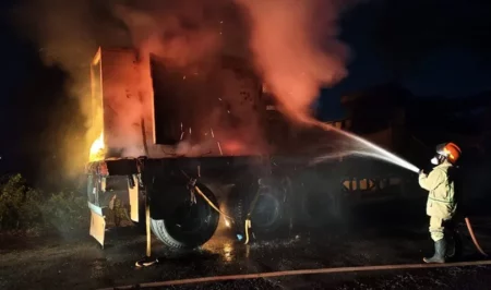 Truk Genset Terbakar di Jombang, Kerugian Diperkirakan Capai Rp150 Juta Foto BeritaJatim.com