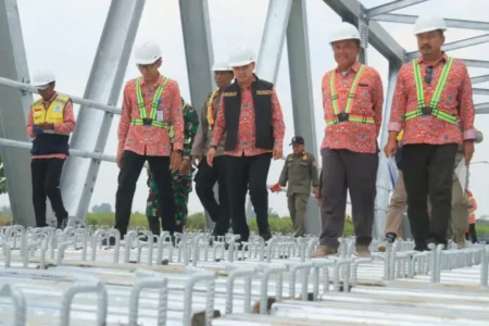 Bupati Mojokerto Tinjau Proyek Jembatan dan Renovasi Sekolah di Dawarblandong Foto BeritaJatim.com