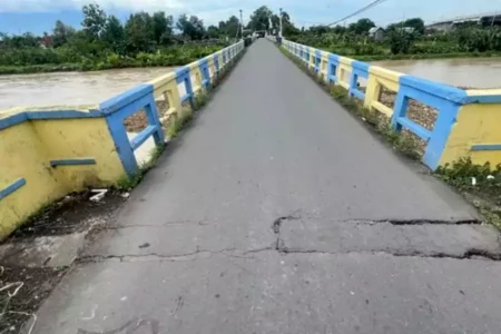 Akses Jembatan Pagerluyung Mojokerto Terbatas, PG Gempolkrep Siapkan Rencana Perbaikan Foto BeritaJatim.com