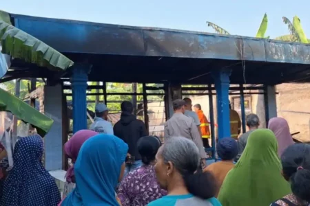 Kebakaran Hebat Hanguskan Rumah Janda di Ngawi, Sapi Peliharaan Selamat Foto BeritaJatim.com