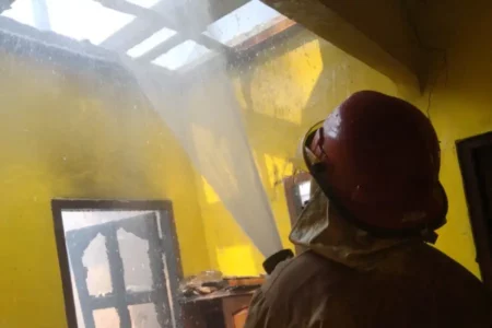 Rumah Kos di Mojokerto Terbakar, Diduga Akibat Konsleting Listrik Foto BeritaJatim.com