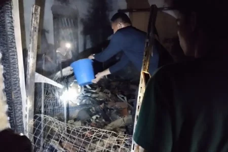 Toko Kelontong di Bangkalan Ludes Terbakar Usai Ledakan Tengah Malam Foto BeritaJatim.com