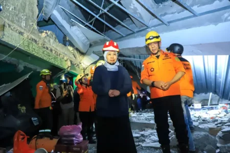 Pemprov Jatim Tanggung Biaya Pengobatan Non RSUD Santri Korban Ambruknya Mushola Ponpes Al Khoziny Foto BeritaJatim.com