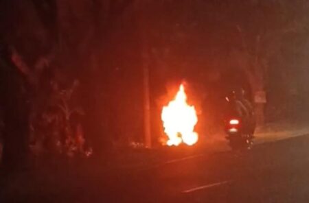 Sepeda Motor Terbakar di Jalan Raya Ngawi, Begini Kronologinya! Foto BeritaJatim.com