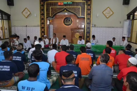 Dari Balik Jeruji, Warga Binaan Lapas Lamongan Panjatkan Doa Kedamaian dan Keutuhan Bangsa Indonesia Foto BeritaJatim.com