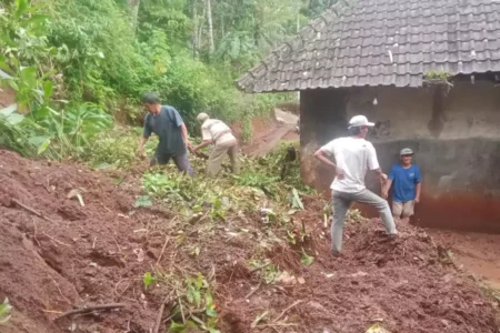 Banjir dan Tanah Longsor Terjang Malang Selatan, Warga Dihimbau Waspada Foto BeritaJatim.com