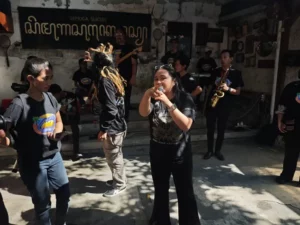 Seniman Perempuan Surabaya Kemas Tradisi Mamaca Madura dengan Gaya Gen Z Foto BeritaJatim.com