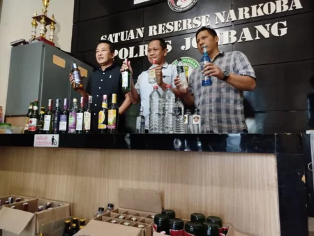Sita Ratusan Botol Miras di Mojowarno, Langkah Polisi Jombang Antisipasi Kerusuhan Foto BeritaJatim.com