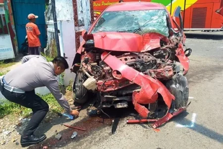 Bus Rombongan Peziarah Terlibat Kecelakaan dengan Mobil Yaris di Jombang Foto BeritaJatim.com