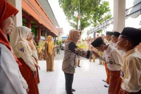 Wali Kota Mojokerto Tinjau Program ‘Ning Ita di Sekolah’ di SDN Balongsari 3 Foto BeritaJatim.com