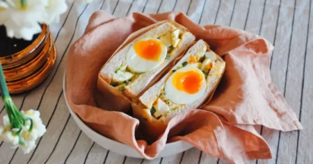 Fried Egg Sando: Resep Sarapan Praktis dan Lezat Ala Jepang Foto BeritaJatim.com