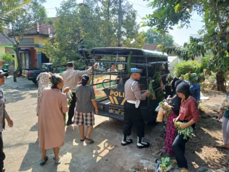 Polri untuk Masyarakat, Polres Ngawi Berbagi Sayur Gratis di Jogorogo Foto BeritaJatim.com