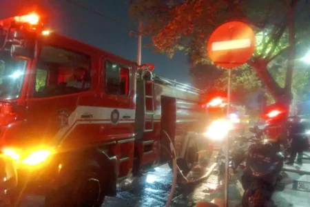 Lalu Lintas Jalan Ahmad Yani Frontage Surabaya Dialihkan Imbas Kebakaran 7 Kos di Pemukiman Padat Penduduk Foto BeritaJatim.com