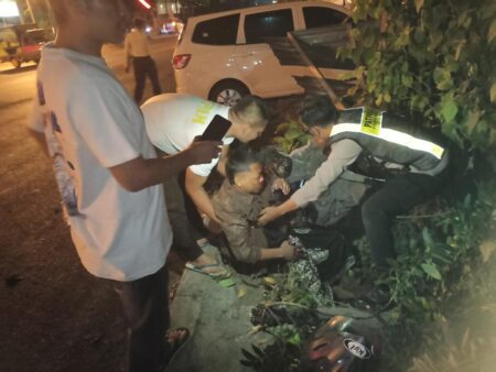Motor dan Mobil Tabrakan di Jalan Daendels Pantura Gresik, Satu Korban Patah Tulang Foto BeritaJatim.com