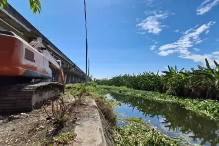 Pemkot Surabaya Normalisasi Sungai Perbatasan dengan Sidoarjo untuk Antisipasi Banjir Foto BeritaJatim.com