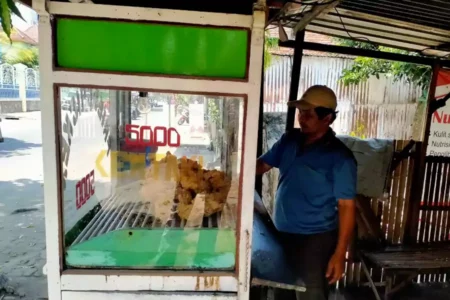 Pedagang Ayam Goreng di Kediri Menjerit, Harga Daging Ayam Rp36 Ribu Foto BeritaJatim.com