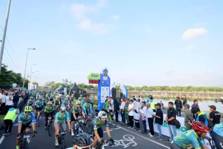 Hampir 400 Pesepeda Ramaikan Banyuwangi Bluefire Ijen KOM 2025, Gowes dengan Latar Gunung dan Laut Foto BeritaJatim.com