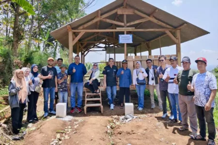 PNM Peduli Bangun Kandang Kambing Modern untuk Kelompok Ternak di Mojokerto Foto BeritaJatim.com