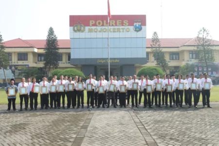Polres Mojokerto Beri Penghargaan Tim K-9, Satreskrim, dan Warga yang Ungkap Kasus Mutilasi Pacet Foto BeritaJatim.com