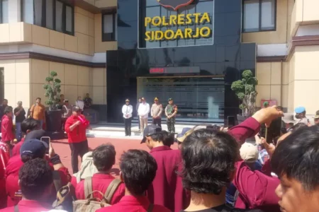 Mahasiswa IMM Gelar Aksi di Mapolresta Sidoarjo, Polisi Kerahkan 700 Personel Foto BeritaJatim.com