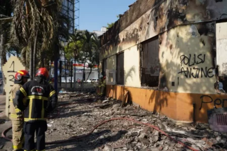 Polsek Tegalsari Surabaya Ludes, Layanan Masyarakat Numpang di Kecamatan Foto BeritaJatim.com