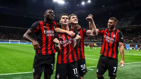 Seni Bertahan dengan 10 Pemain Bawa AC Milan Kuasai Capolista Foto BeritaJatim.com
