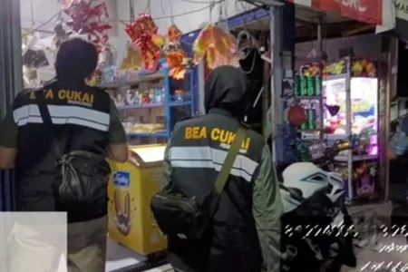 Satpol PP Lumajang Sita 7.034 Bungkus Rokok Ilegal, Negara Rugi Miliaran Rupiah Foto BeritaJatim.com