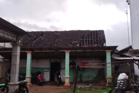 Puluhan Rumah di Tuban Rusak Diterjang Angin Kencang Foto BeritaJatim.com
