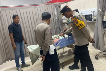 Sopir Truk di Lamongan Luka Tusuk Saat Gagalkan Aksi Pencurian di Depan Toko Foto BeritaJatim.com