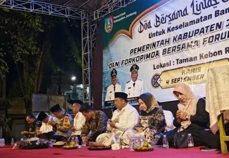 Bupati Warsubi Beri Pesan Mendalam saat Doa Bersama di Taman Kebonrojo Jombang Foto BeritaJatim.com